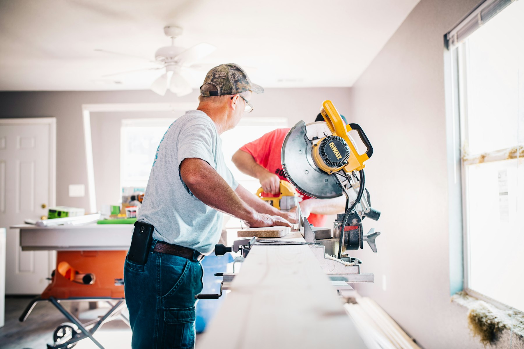 Werkzeug und Holz in der Tischlerwerkstatt